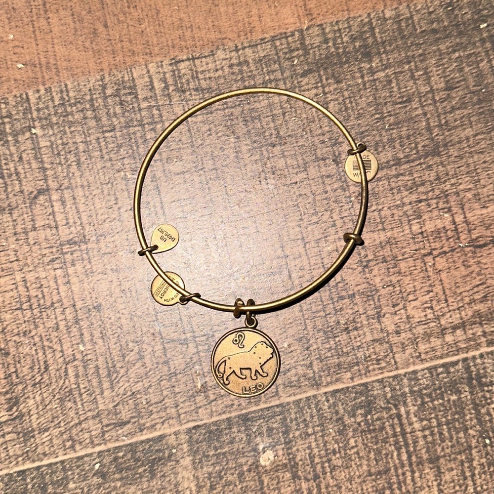 ALEX AND ANI “LEO CHARM” 2014 GOLD TONE ADJUSTABLE ZODIAC BRACELET